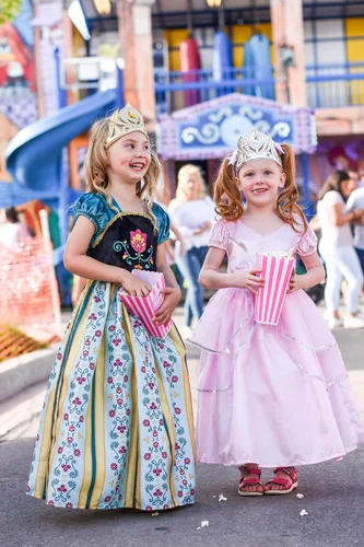 Vista 3 de Little Adventures Disfraz de coronación de princesa alpina (para edades medianas de 3 a 5 años), lavable a máquina, vestido de fiesta para niños sin