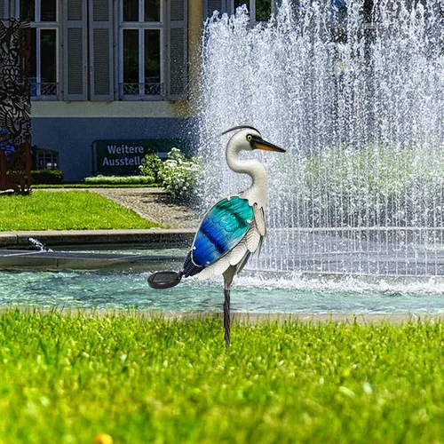 Vista 7 de HONGLAND Estatua de grúa de metal solar para jardín, escultura de garza de cristal al aire libre, decoración de pájaro costero del océano