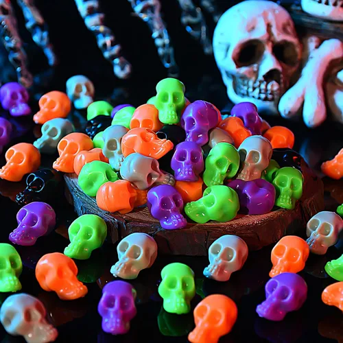 Vista 2 de 100 mini cabezas de calavera de plástico, calaveras pequeñas en miniatura, figuras de esqueleto de Halloween para bromas de Halloween, manualidades