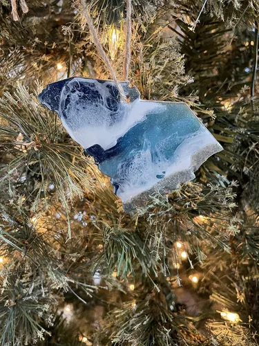 Vista 4 de Adorno navideño de Carolina del Sur, arte de resina hecho a mano es único en su clase, adorno de Navidad estatal con arena real y olas del océano
