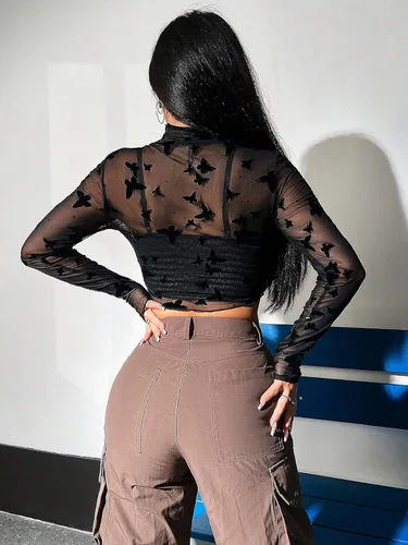 Vista 2 de SHENHE Top corto sexy de manga larga con estampado de mariposas y cuello alto falso para mujer