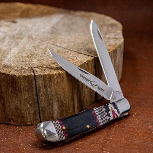 Vista 2 de WHISKEY BENT HAT CO. Navaja de bolsillo plegable tradicional Trapper de 4.125 pulgadas, longitud cerrada, cuchillas de acero inoxidable 440C (azteca)