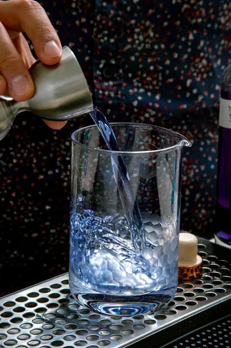 Vista 5 de The Hive - Vaso mezclador de cóctel - Jarra mezcladora de barra martillada de panal - Sin costuras y hecha a mano de cristal de cristal, 18.6 fl oz