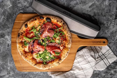 Vista 3 de Ooni Pala de pizza de madera de bambú de 12 pulgadas, espátula de pizza de 12 pulgadas, tabla de cortar pizza de madera, accesorios para horno