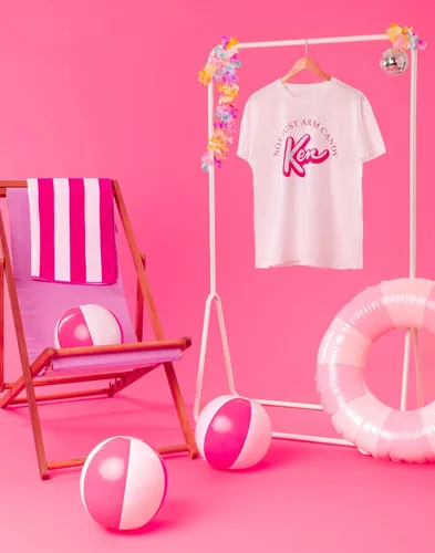 Vista 3 de Barbie Camiseta blanca para hombre Ken Not Just Arm Candy Graphic Tee Camiseta blanca de manga corta para hombre Regalo de película novedosa