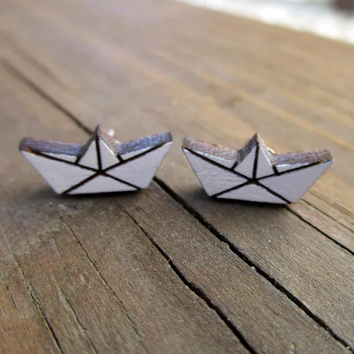 Vista 5 de Origami - Aretes de madera pintada de color blanco con postes de titanio hipoalergénicos sin níquel, joyería de capitán marinero
