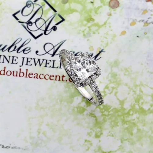 Vista 2 de Double Accent Anillo de compromiso solitario de plata de ley con circonita cúbica de corte princesa de 0.354 in (talla 5 a 10)