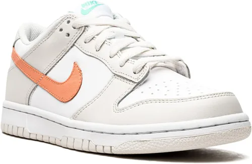 Vista 84 de Nike Kid's Dunk Low Sneaker