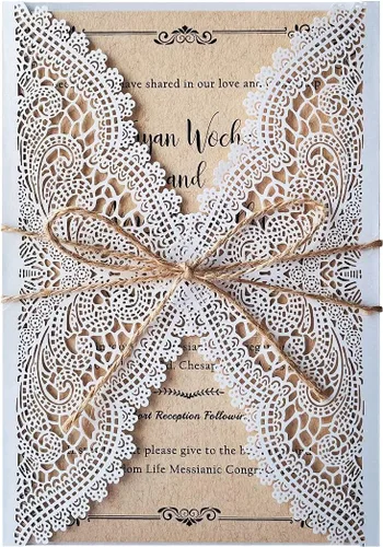 Vista 8 de 5.12 x 7.28 pulgadas, 50 unidades de invitaciones de boda de encaje hueco en blanco rosa con sobres y perlas Bowknot tarjetas de invitación de Rosado
