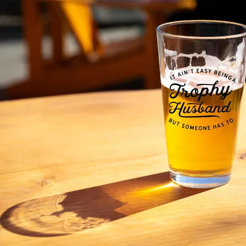 Vista 2 de Glassicle Trophy Husband Beer - con enfriador de latas