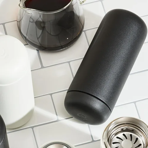Vista 2 de Fellow Carter Move - Taza aislada al vacío con protector de salpicaduras a presión y revestimiento de cerámica para preservar el verdadero sabor.