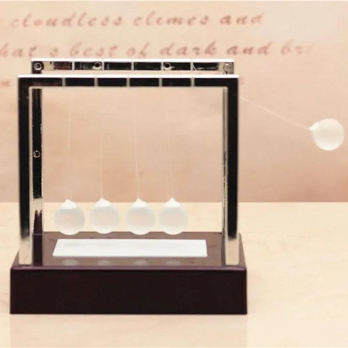 Vista 5 de Baoblaze Newtons Cradle - Pelotas de equilibrio de cristal, juguetes físicos, mesa de péndulo oscilante para niños y adultos, regalos aliviadores