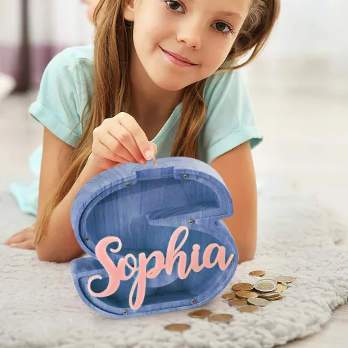 Vista 4 de callie Hucha personalizada con múltiples fuentes con texto multicolor grabado, caja de dinero personalizada de madera con inicial para niños