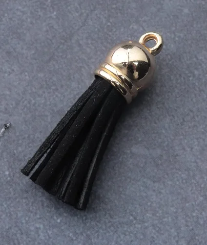 Vista 4 de 30 llaveros de cuero con borlas de cuero con agujero dorado para tapas doradas, mini borlas de imitación para hacer joyas, llaveros, aretes