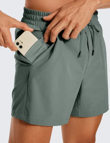 Vista 3 de CRZ YOGA Pantalones cortos de entrenamiento sin forro para hombre, ligeros, de secado rápido, para correr, deportes, gimnasio, con bolsillos