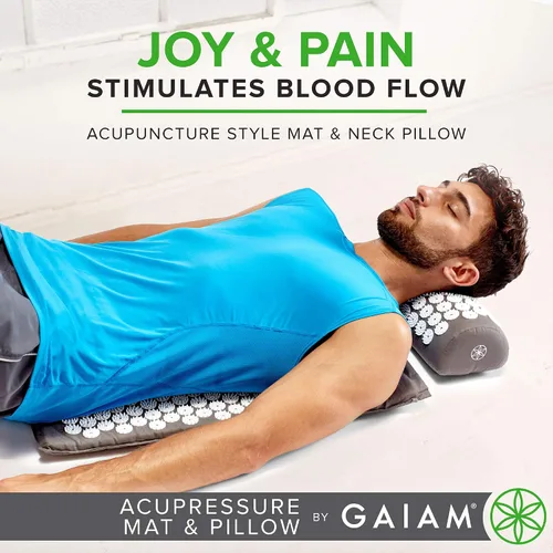 Vista 3 de Juego de tapete de acupresión y almohada Gaiam, alfombrilla de masaje estilo acupuntura y almohada, alivio para el nervio ciático, tensión muscular