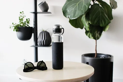 Vista 9 de SOMA - Botella de agua de vidrio con funda de silicona, tapa deportiva, 17 onzas, color negro