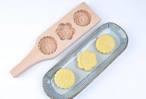Vista 7 de Molde MoonCake - Molde chino tradicional de mediados de otoño para pastel de luna, molde de 3 flores en forma de madera, hecho a mano