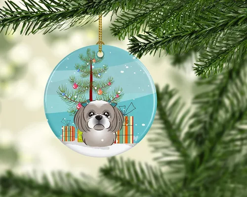 Vista 2 de Caroline's Treasures Árbol de Navidad y gris plateado Shih Tzu adorno de cerámica colgante para árbol de Navidad, decoración colgante para el hogar