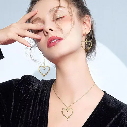 Vista 4 de Karol Merch - Collar de corazón de Bichota de 3 piezas y aretes de corazón de Karol, accesorios de corazón gótico KG para mujeres, collar de Bichota