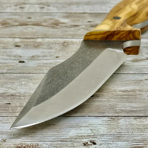 Vista 5 de CUCHILLO DE CAZA CON FUNDA, CUCHILLO DE CAZA CON MANGO DE OLIVA, CUCHILLA DE ACERO N690, FUNDA DE CUERO ORIGINAL Y VARILLA FERRO