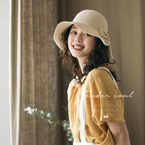 Vista 3 de Sombrero de playa plegable de ala ancha con paja, gorra de cubo de verano con lazo para mujeres y niñas Beige