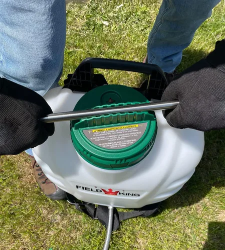 Vista 4 de Field King Pulverizador de mochila de flujo variable con batería de iones de litio de 18 V