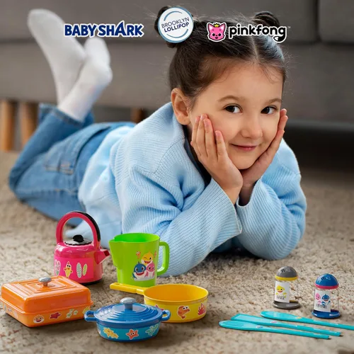 Vista 2 de Lollipop Baby Shark Cooking Adventure Set - Juego de cocina con ollas, sartenes, utensilios, taza medidora, tetera de té, sal y pimentero, gran