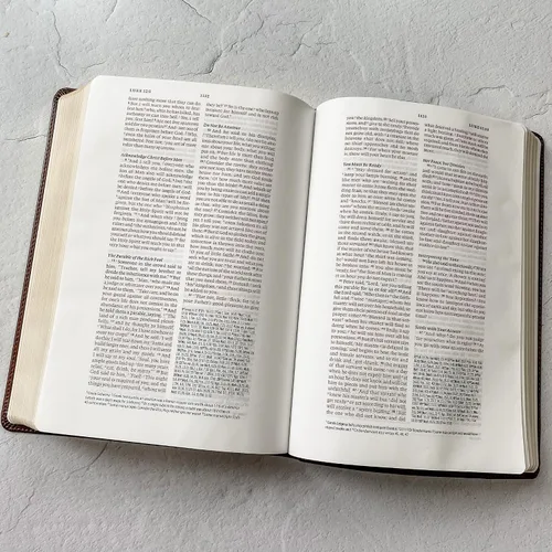 Vista 5 de JOY CREATIVE Biblia de letras rojas de margen ancho ESV Personalizado con nombre El diseño personalizado está escrito a mano y grabado