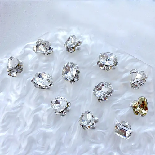Vista 8 de 8 piezas de perlas 3D de diamantes de imitación para uñas, dijes de perlas brillantes de corazón de lujo, corazones blancos transparentes, copos