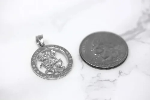 Vista 3 de CaliRoseJewelry Collar con dije redondo de plata de ley San Jorge Pray for Us