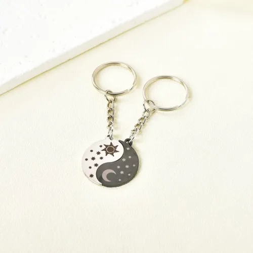Vista 2 de Xiyantiji Llavero de sol y luna para parejas, regalos para novio y novia, regalo de aniversario, cumpleaños, para mujeres y hombres, llaveros