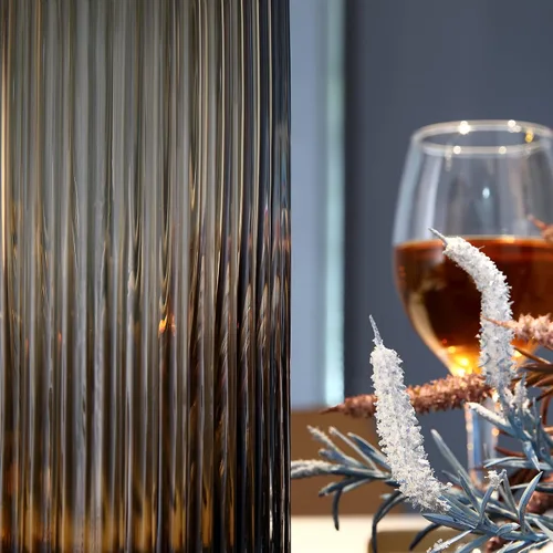 Vista 3 de Florero cilíndrico pequeño de cristal marrón acanalado para decoración de centros de mesa de comedor de granja