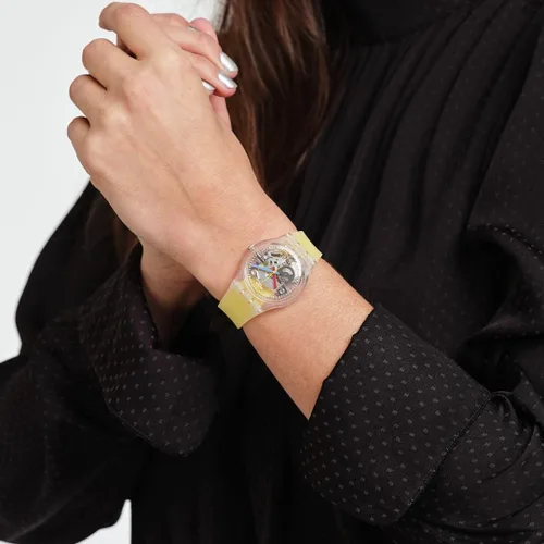 Vista 3 de Swatch Reloj unisex con rayas amarillas claras (Modelo GE291), Amarillo, Reloj estándar