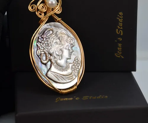 Vista 9 de Collar con colgante de camafeo de madreperla de Tahití relleno de oro de 14 quilates para mujer