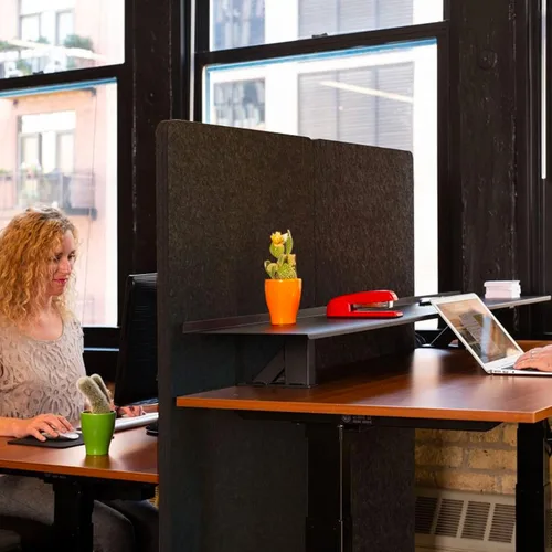 Vista 3 de Stand Up Desk Store ReFocus - Divisor acústico independiente de escritorio, panel de privacidad para reducir el ruido y las distracciones visuales