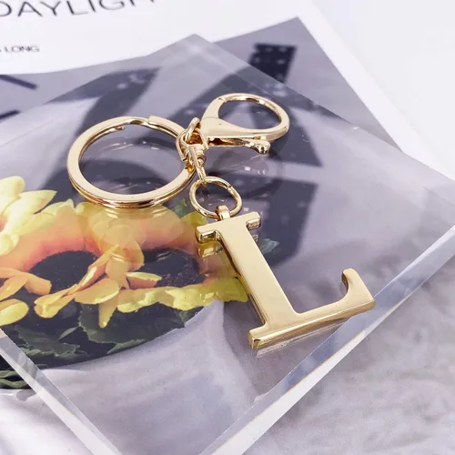 Vista 4 de Llavero de letra A-Z dorado para mujeres y hombres, bolso de mano de metal con letra inicial del alfabeto