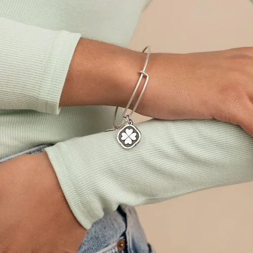 Vista 4 de Alex and Ani Path of Symbols - Brazalete expandible para mujer, dije de trébol de cuatro hojas en relieve, acabado plateado raeliano, de 2 a 3.5