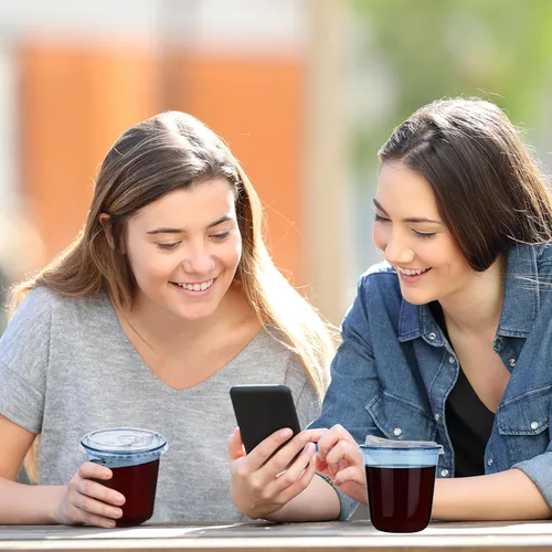 Vista 7 de 100 juegos de vasos desechables sin tallo con tapas sin pajita, vasos de plástico PET, vasos de café transparentes para café helado, batidos Azul