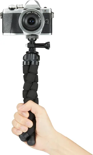 Vista 4 de Amazon Basics Trípode portátil y flexible con control remoto inalámbrico y abrazadera para teléfono inteligente, 10 pulgadas de largo, color negro
