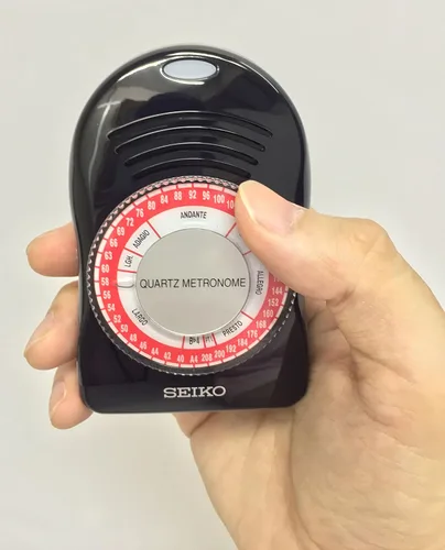 Vista 3 de Metrónomo de Cuarzo Seiko SQ50-V y Libro de Lecciones Nivel 1: Piano Adventures