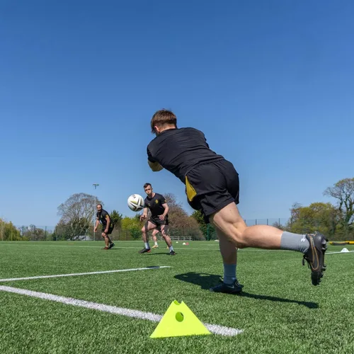 Vista 9 de FORZA Jumbo Triangle SuperCones Conos de entrenamiento de fútbol profesional con diseño triangular, ideales para ejercicios de velocidad, agilidad