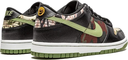 Vista 372 de Nike Kid's Dunk Low Sneaker