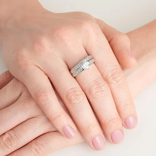 Vista 2 de Juego de anillo de compromiso y alianza de boda chapado en platino de plata de ley 925 con forma de corazón y circonitas cúbicas