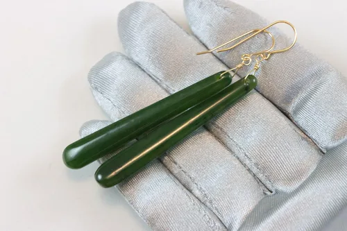 Vista 2 de Nephrite - Pendientes largos de jade verde con forma de lágrimas lisas estrechas de 3 pulgadas