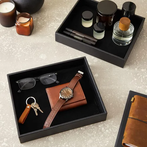 Vista 2 de Juvale Paquete de 2 bandejas de cuero sintético para hombre, organizador de terciopelo para entrada, mesita de noche, llaves, cartera
