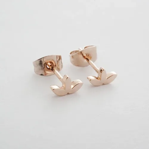 Vista 9 de HONEYCAT Mini pendientes de loto en oro, oro rosa o plata, joyería minimalista y delicada