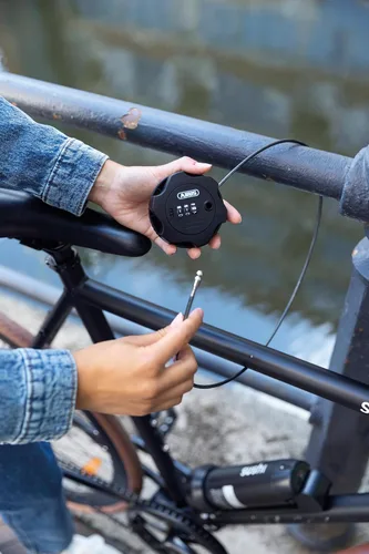 Vista 2 de ABUS Combiflex Adventure Cable Lock - Cerradura para asegurar esquís, cochecitos, e-scooters y scooters - Cable de acero de 29.5 in - con código
