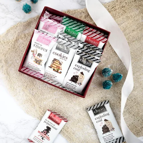 Vista 7 de Chuao Chocolatier Caja de regalo de muestra navideña, minibarras gourmet de chocolate negro y con leche, sin conservantes, para cestas de regalo