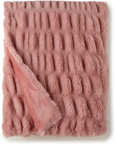 Vista 4 de Crafted by Catherine Manta de piel de conejo sintética fruncida rosa de 50 x 60 pulgadas